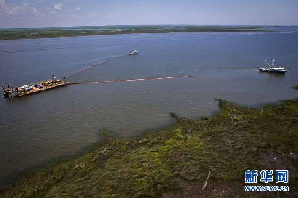 7月8日，在美国路易斯安那州斯莱德尔附近的庞恰特雷恩湖，工作船收集泄漏原油。美国得克萨斯州官员5日证实，该州东部海滩发现来自墨西哥湾漏油油井的油球。这表明，墨西哥湾泄漏的原油已扩散至美国墨西哥湾沿岸所有5个州。当地媒体报道说，从东部的佛罗里达到西部的得克萨斯，报告发现油污的范围已横跨近900公里。新华社/路透